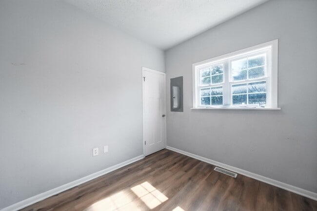 Building Photo - 3 BED, 1.5 BATH DUPLEX IN TUSCOLA
