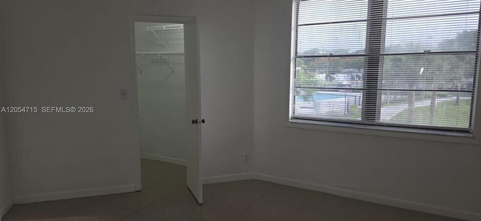 Building Photo - 210 Lake Pointe Dr