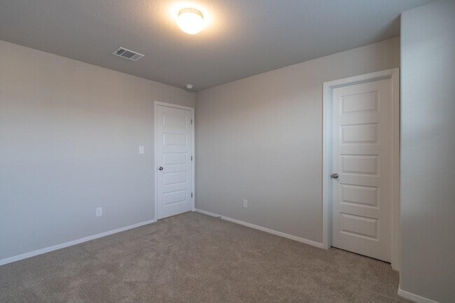 Building Photo - 213 Riverhill Cv