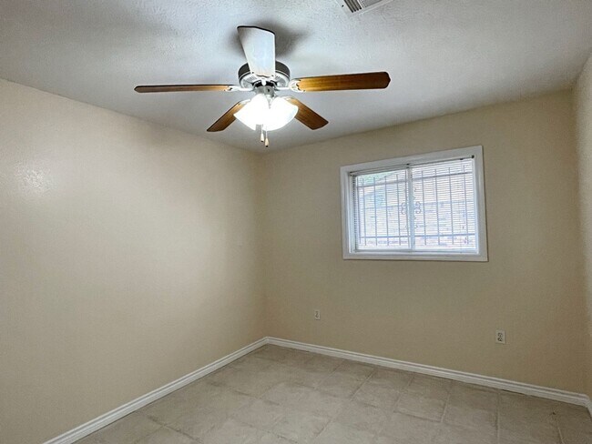 Building Photo - 1190 Bernice Ln