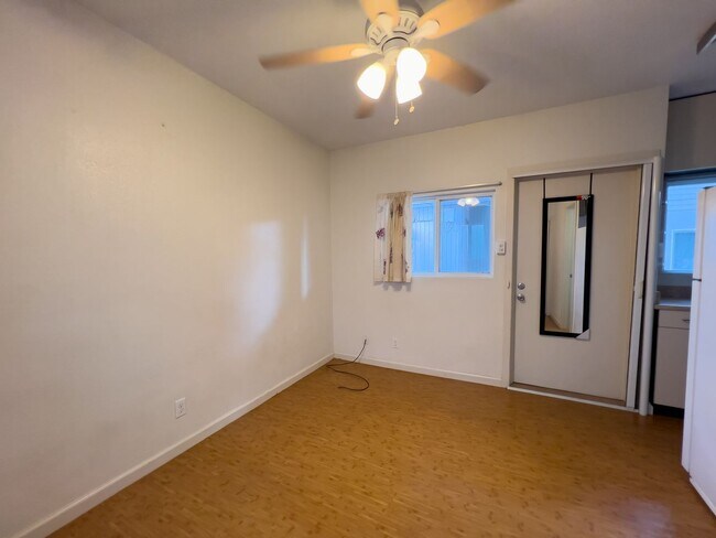 Building Photo - 1027
