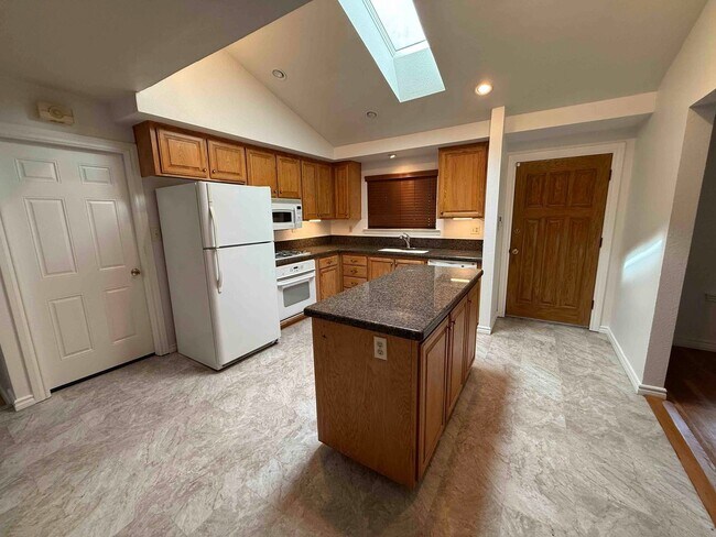 Building Photo - Great 3 Bedroom Walking Distance to American River