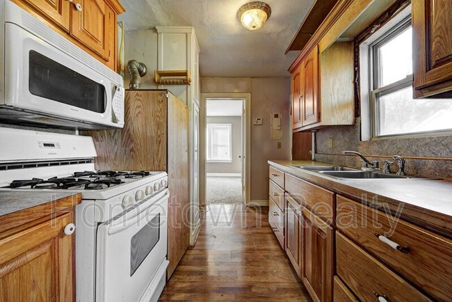 Building Photo - 2213 N Hood St