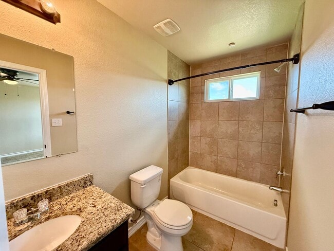 Building Photo - Beautiful 3 BR, 2.5 bath townhome located in the Judson School District
