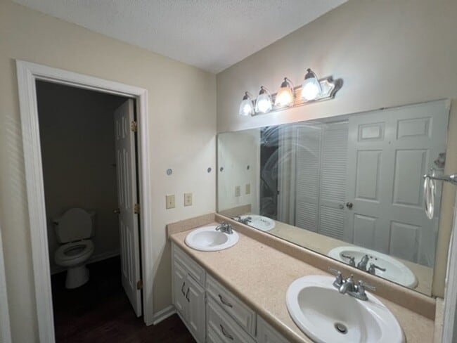 Building Photo - 6 Somerset Townhouse