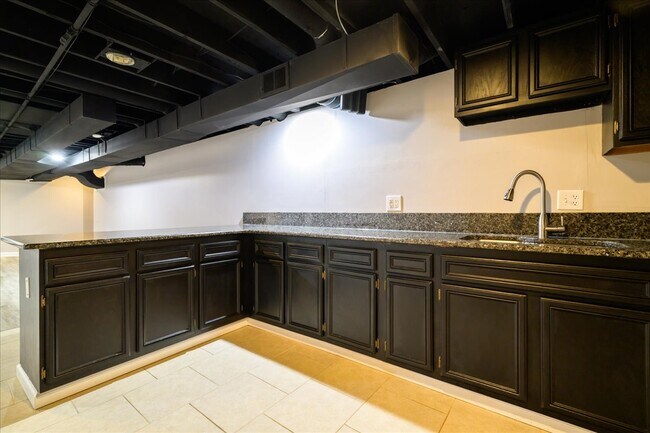 Building Photo - 38291 River Park Dr