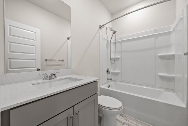 Building Photo - Spacious, Modern Ranch in Rossview!