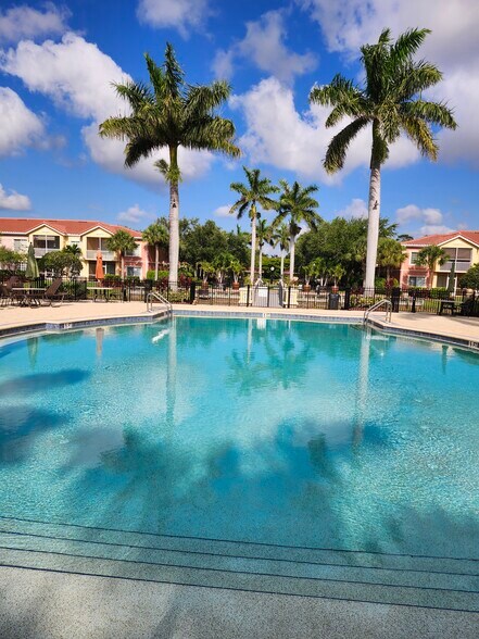 Building Photo - 20260 Estero Gardens Cir
