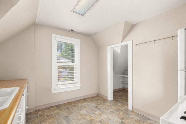 Building Photo - 714 SE 19th Ave