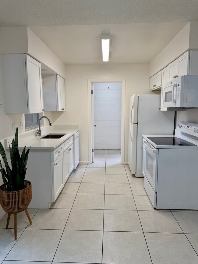 Building Photo - 914 La Salle Ave