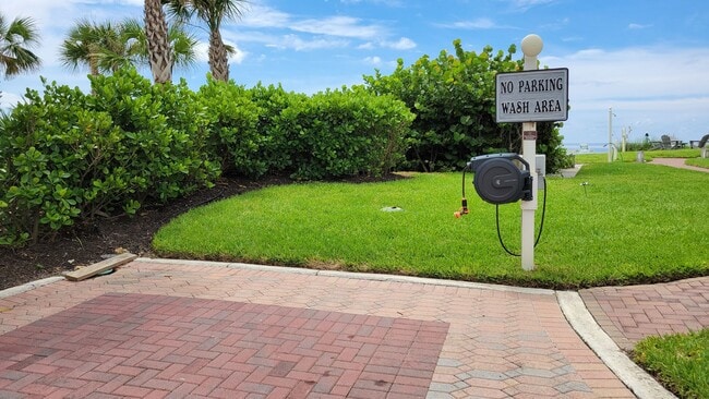 Building Photo - 1000 Longboat Club Rd