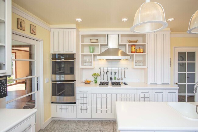Building Photo - Gated 4bd/3ba Kentfield Home
