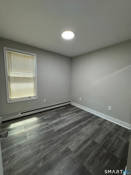Building Photo - 222 Hallock Ave