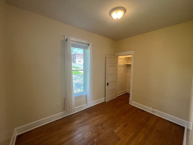 Building Photo - AVAILABLE July - Perfect 2 Bed 1 Bath In Hillside Neighborhood