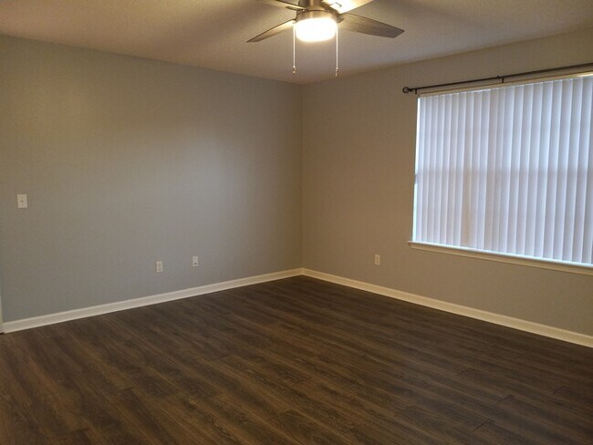 Building Photo - Large 3/2 Family Home that is Conveniently located off Blue Angel PKWY
