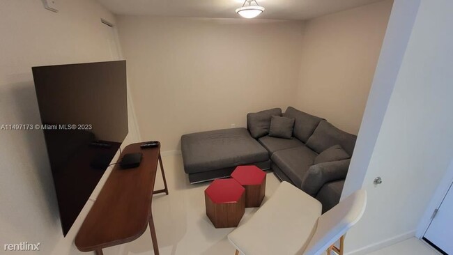 Building Photo - 1 br, 1.5 bath Condo - 1600 NE 1st Ave Apt...