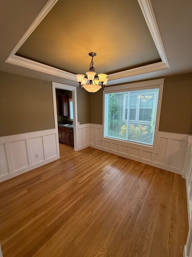 Building Photo - Stunning large 3 bedroom plus bonus rooms ...