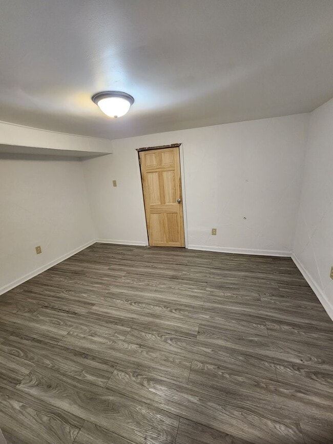 Building Photo - Apartment Unit with Appliances