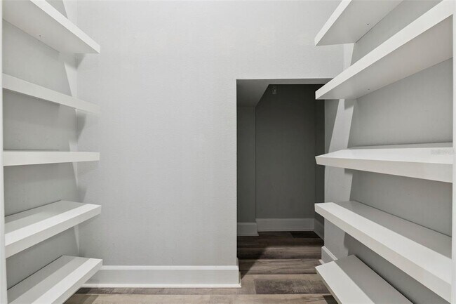 Building Photo - 1085 Lakeside Estates Dr