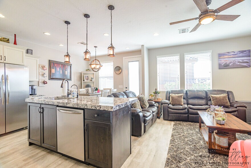 Building Photo - 325 N Red Stone Rd