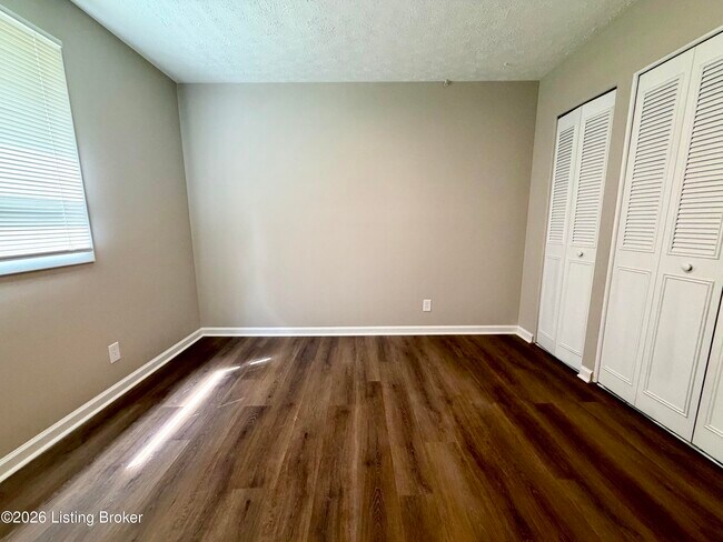 Building Photo - 265 S Circlecrest Dr