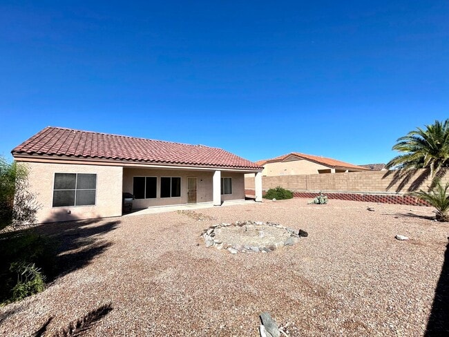 Building Photo - Large 2 Bedroom Home off the Parkway!