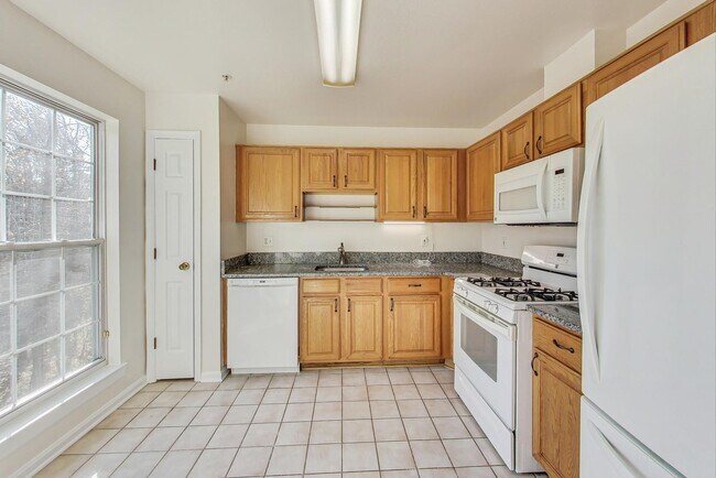 Building Photo - Renovated 2BD/2BA with 1 Reserved Parking ...