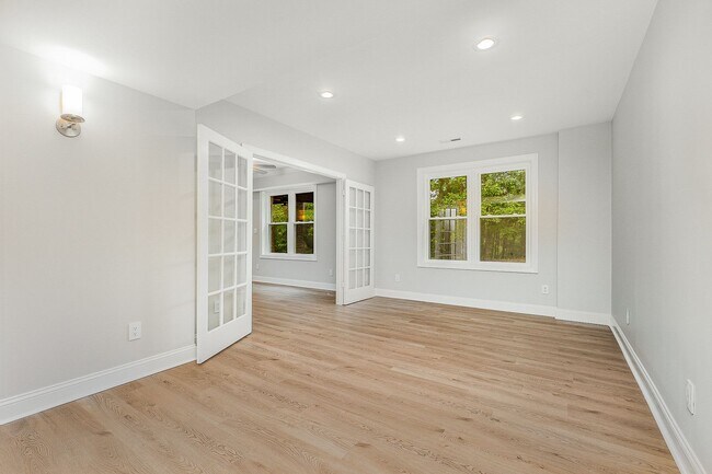 Building Photo - Stylish Renovation with Golf Course Views ...