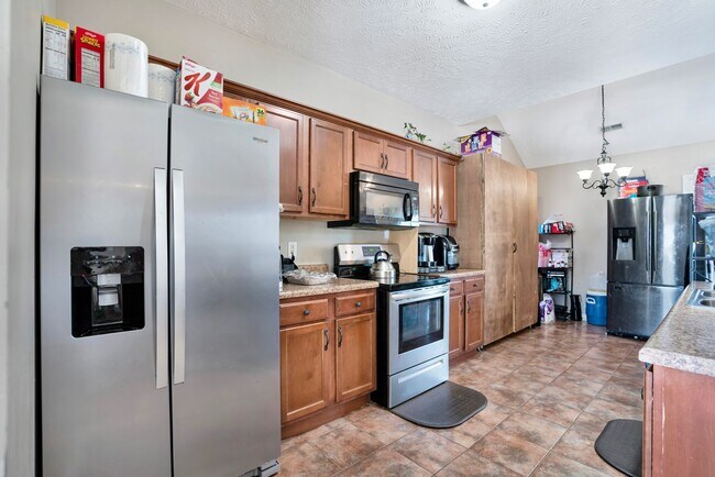 Building Photo - Welcome to Chinook Haven – Your Spacious Retreat Near Fort Campbell!