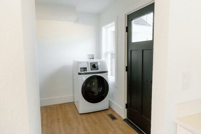 Building Photo - 114 Baker St