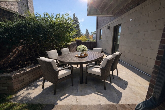 Building Photo - 833 Laurel Ave