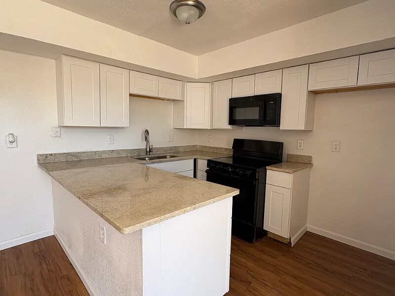 Building Photo - 5880 S Del Moral Blvd