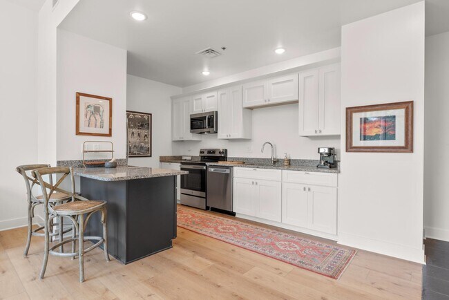 Building Photo - 301 N Mulberry St