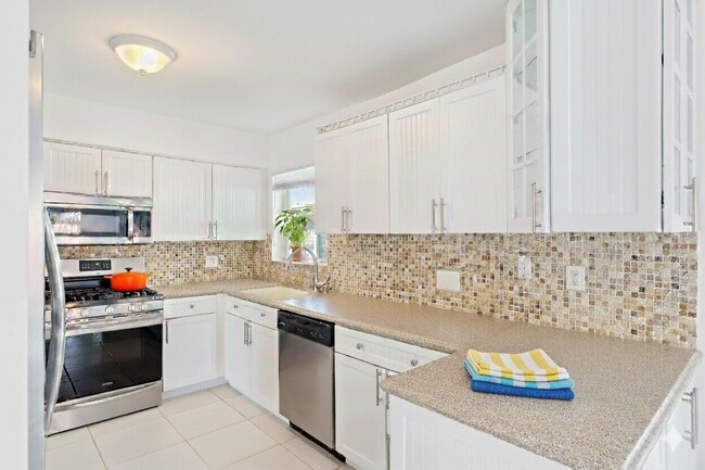 Building Photo - 1001 SE 5th Ave