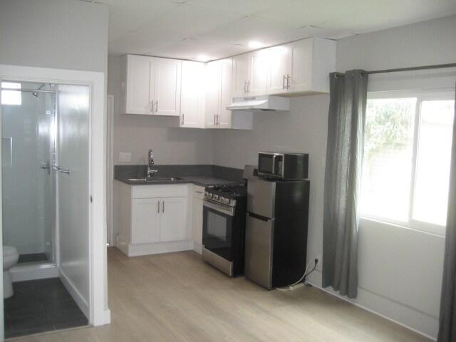 KITCHEN & BATHROOM - 1307 W M St