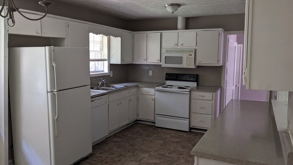 Building Photo - 2741 Williamsburg Dr