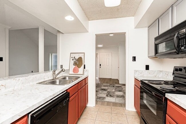 Building Photo - 2 Bedroom Condo with Pool and the Convinience of a Jefferson Hwy Address!