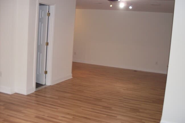 Building Photo - Beautiful Townhome in Stone River