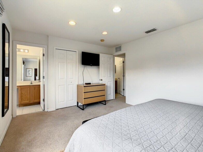 Building Photo - 2730 Coupe St