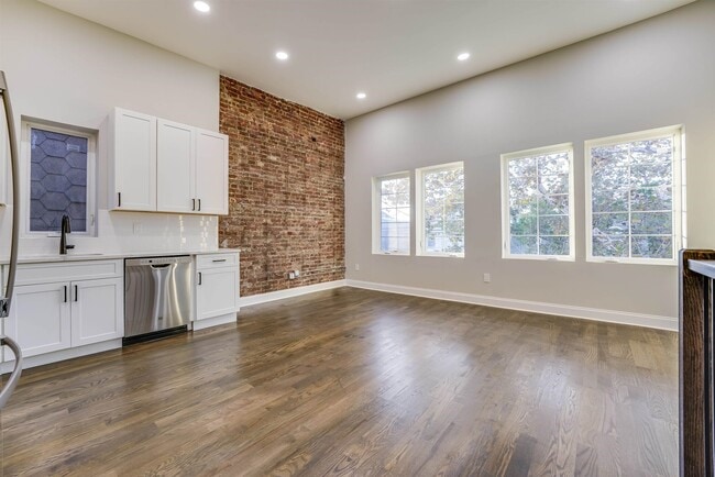 Building Photo - 172 Mallory Ave