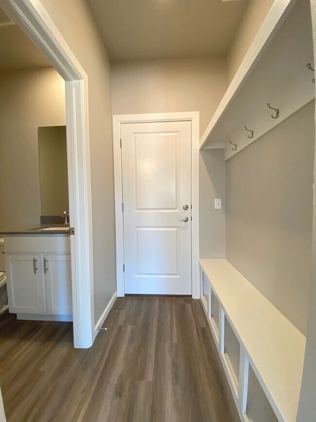 Building Photo - Townhome in Deer Creek Schools!