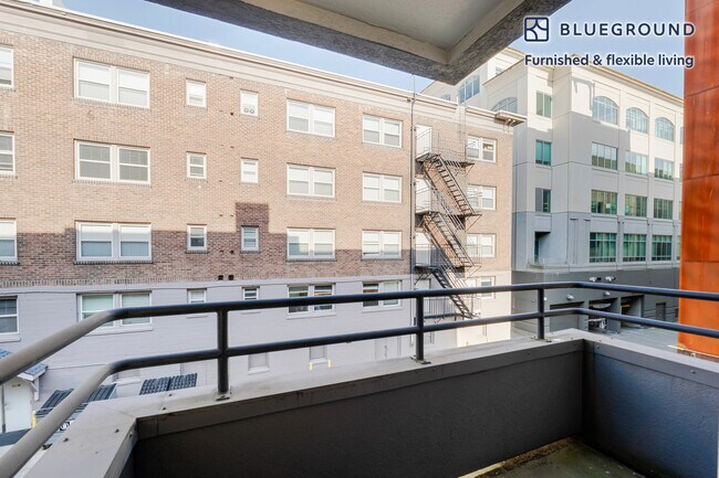 Building Photo - 526 Yale Ave N