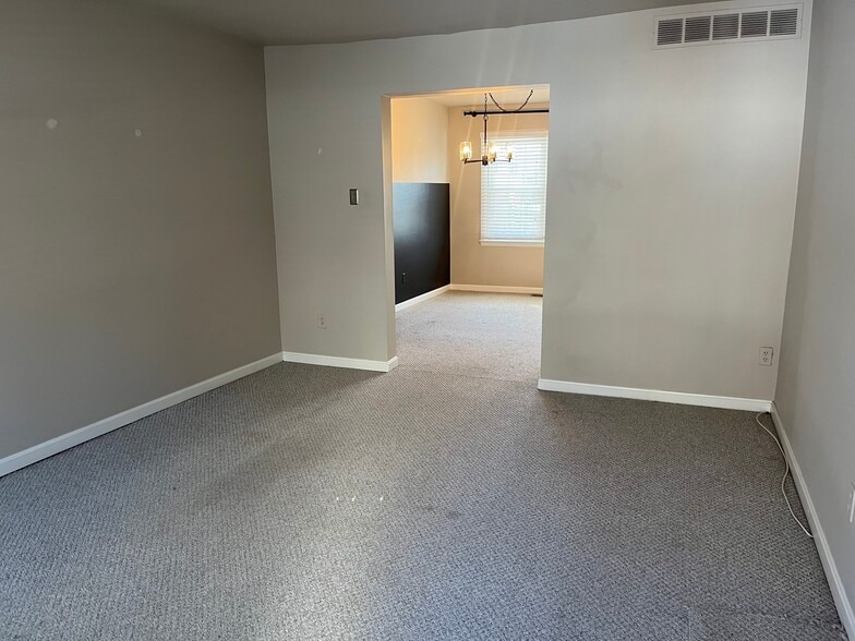 Building Photo - 19 Burnsway Ct