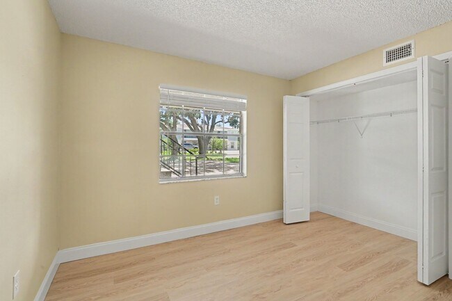 Building Photo - 2290-2296 Fox Hollow Dr.