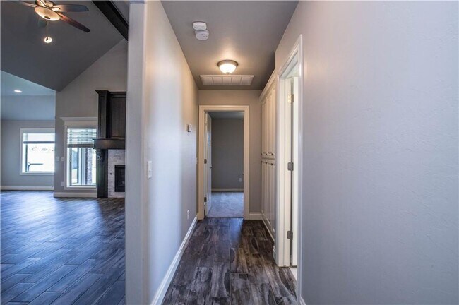 Building Photo - 4 Bedroom Home with Upstairs Bonus room in Edmond