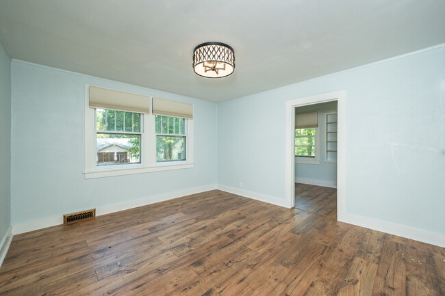 Building Photo - 822 7th St