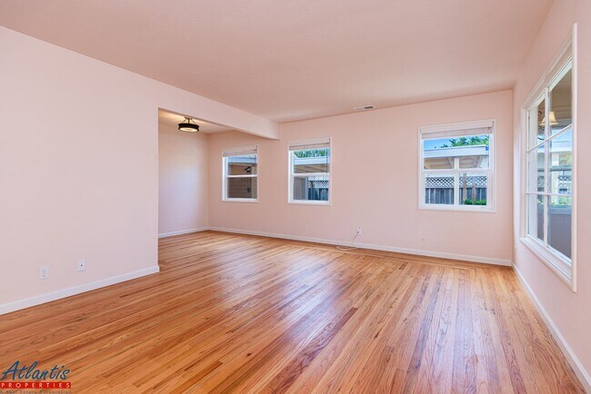 Building Photo - Lovely Seacliff Home | Desirable Location