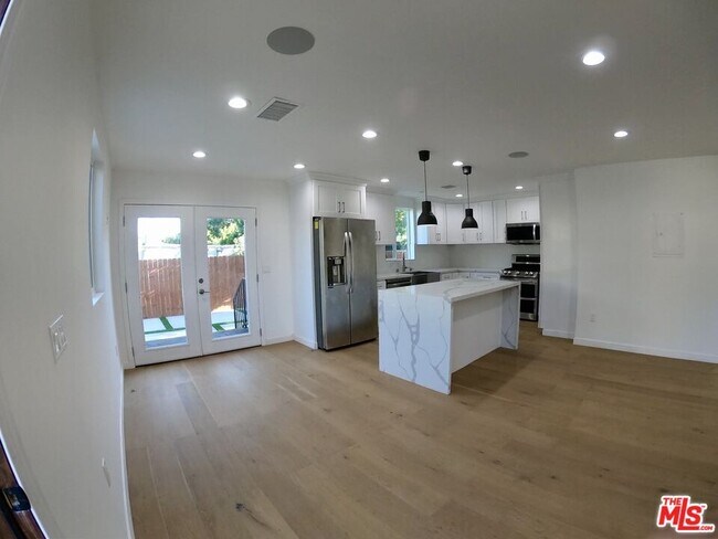 Building Photo - 635 N Formosa Ave