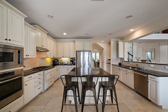 Building Photo - 4627 Miramar Dr