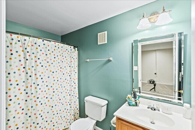 Building Photo - Beautiful 5-bedroom home close to VRE, I-95, shopping and much more!